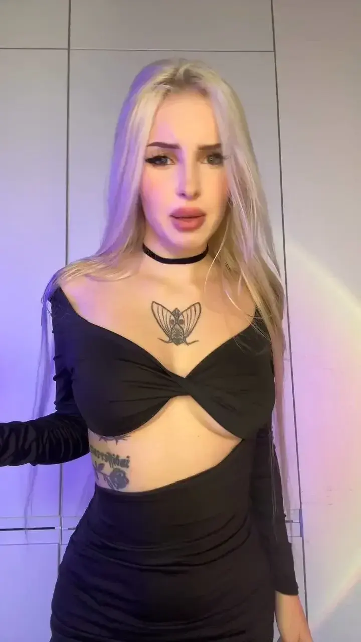 Leak & nude MYM — alina-kitten : « Je suis célibataire, et je cherche un mec qui aime les filles un peu trop vraies, un peu trop intenses 🧛🏻‍♀️ » (MYM)