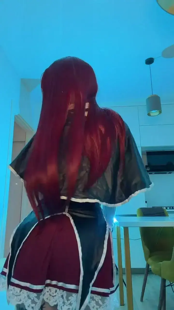 Je suis célibataire et je cherche un mec qui assume de tomber amoureux d’une goth un peu folle 🧛🏻‍♀️