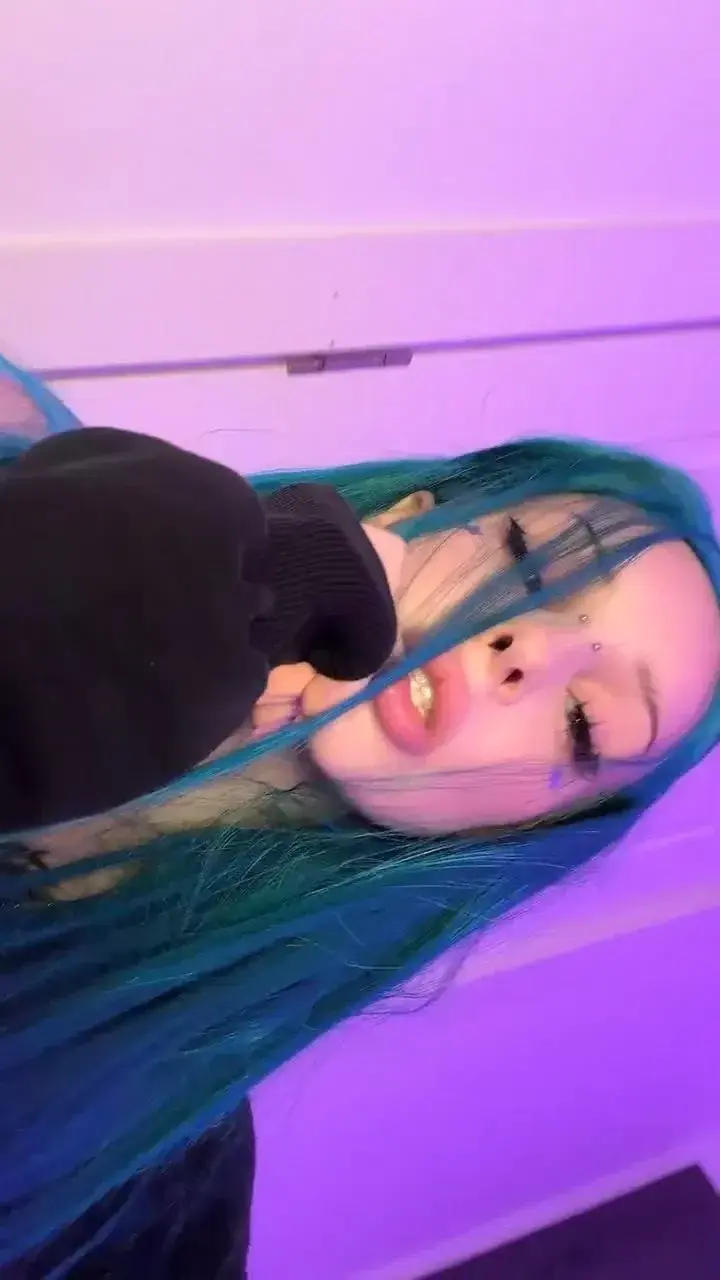 Leak & nude MYM — alina-kitten : « Look goth, yeux qui brillent, perruque noire ou blanche… tu vas me voir sous tous les angles 🕷️ » (MYM)