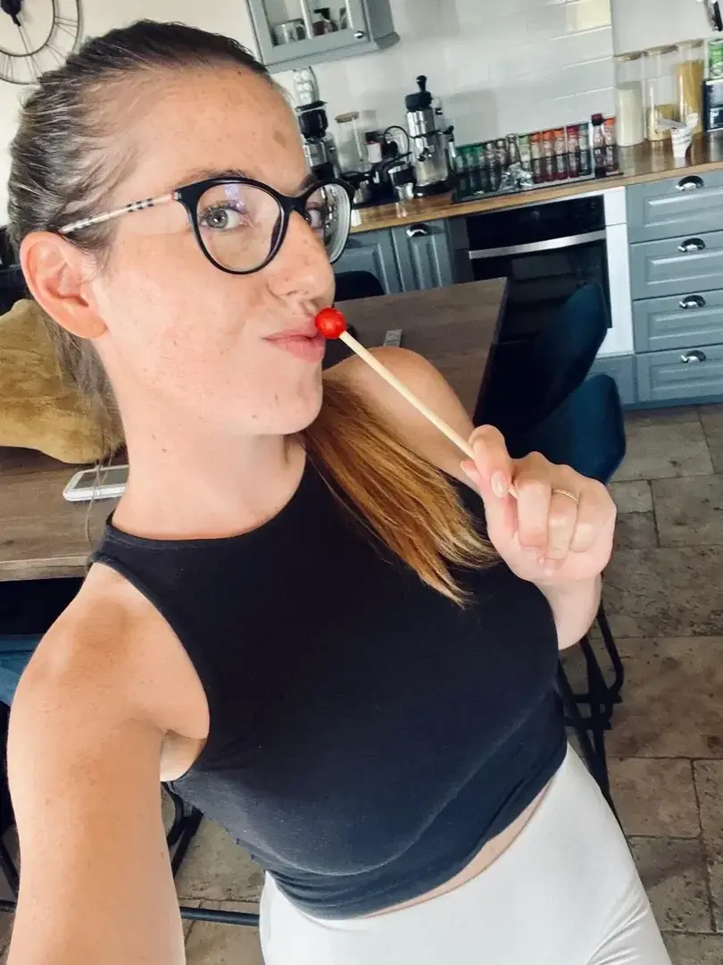 Leak & nude MYM — Naughtypauline69 : « A votre avis….Qu’est-ce que j’ai fait avec ce mystérieux objet…? 💋😈 » (MYM)