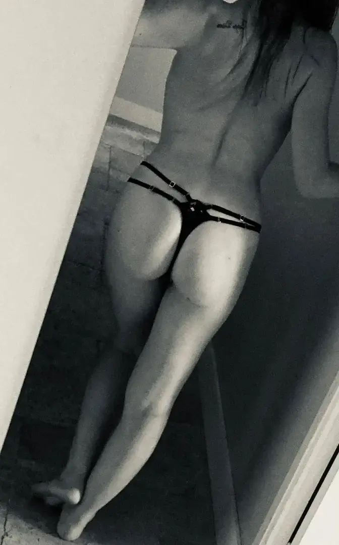 J’adore quand on m’attrape les seins en venant derrière moi…🍒🍑😈🌶️