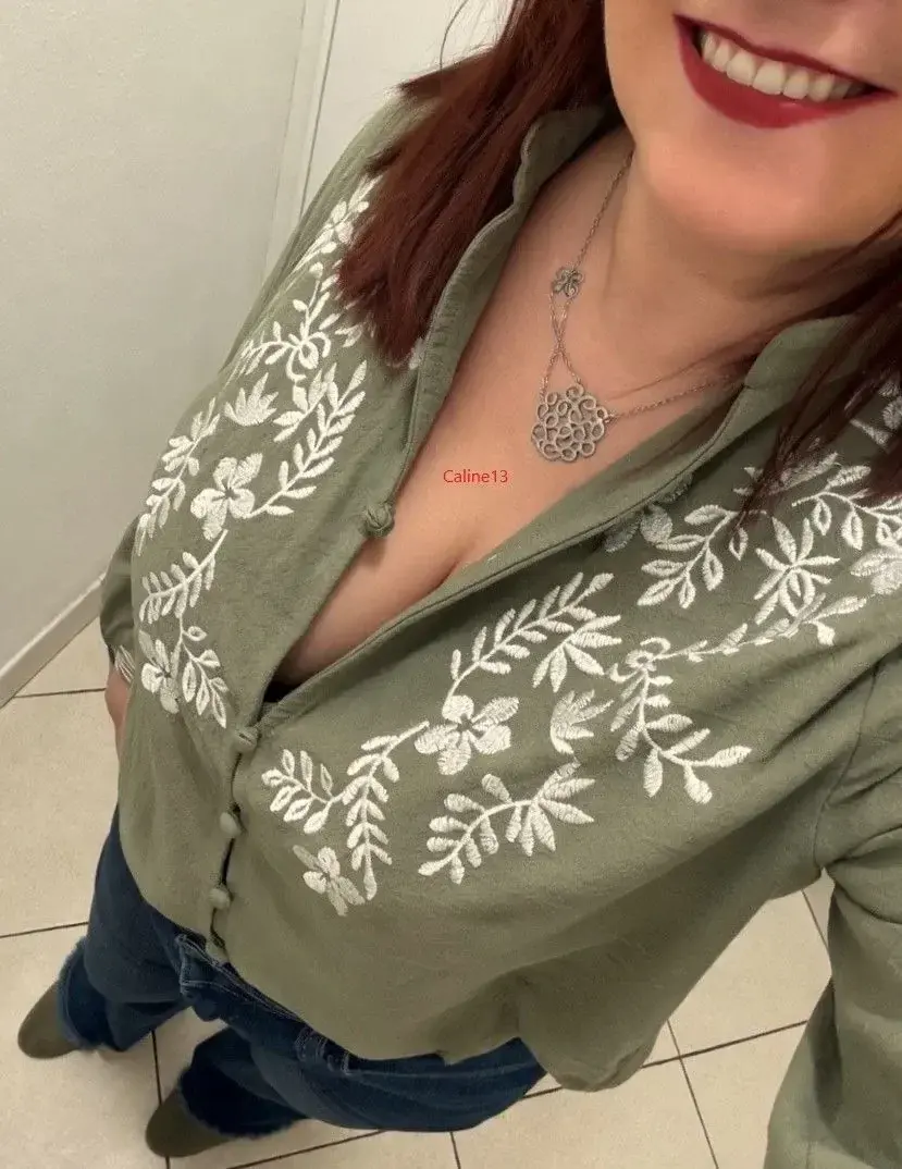 Leak & nude MYM — Caline13 : « C'est Jeudi, une sacrée journée au boulot qui m'attend... 🙄Mais je suis à l'heure, avec le sourire car il faut rester positive 😊Tu veux voir ce qui se trouve sous ma tenue du jour, alors abonne toi... » (MYM)