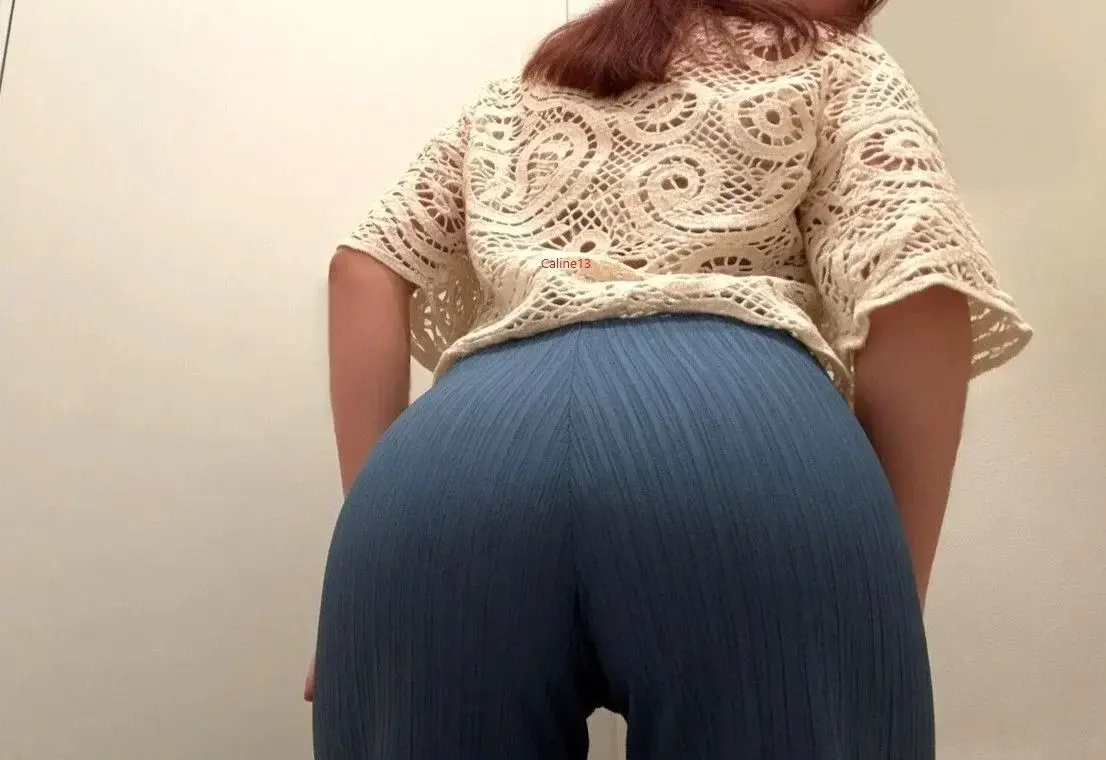 Leak & nude MYM — Caline13 : « Alors culotte ou pas culotte sous mon pantalon, pour le savoir n'hésite plus et abonne toi... » (MYM)