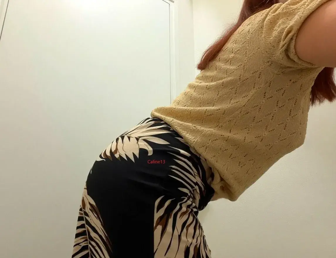 Leak & nude MYM — Caline13 : « En pause déjeuner, toujours du vent mais du soleil 🌞J'ai fait une série photos avec mes seins nus en dessous 😘Pour voir mon cul sans le pantalon, c'est facile abonne toi... 😇 » (MYM)