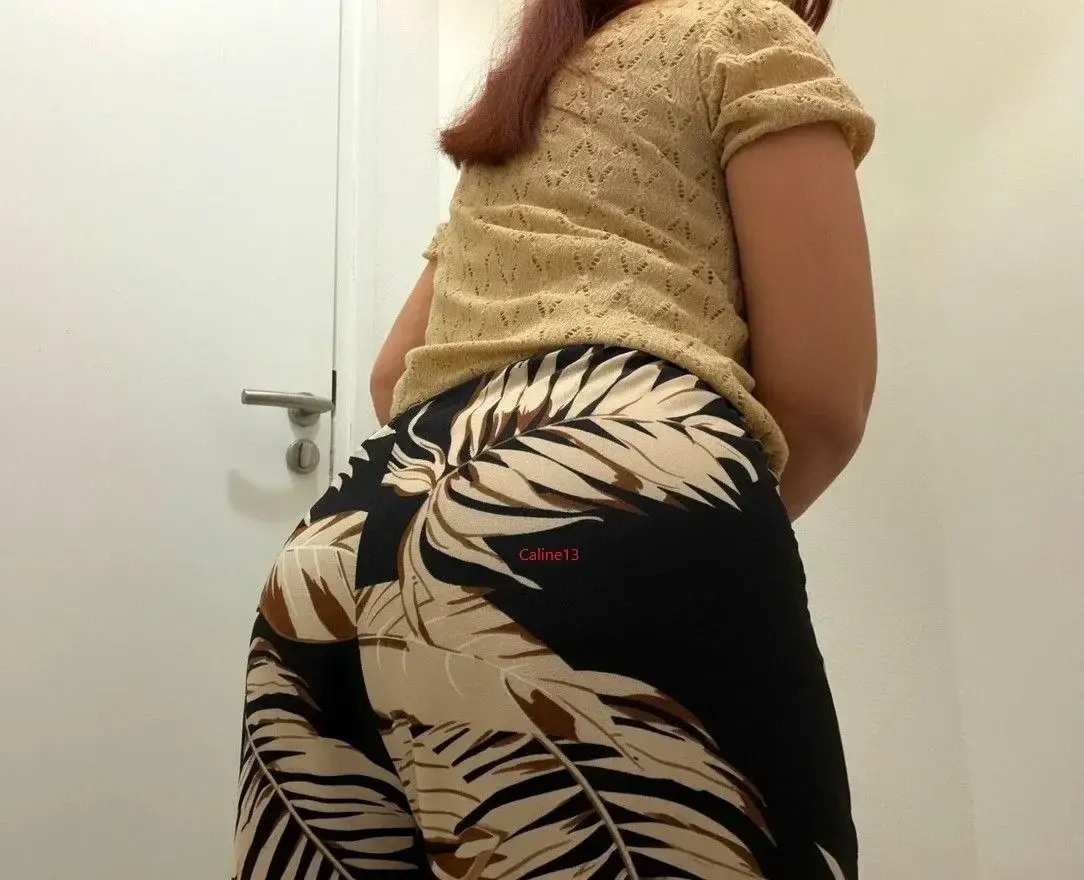Leak & nude MYM — Caline13 : « En voici une autre un peu penchée mais toujours avec mon pantalon, tu veux voir mes petites fesses sans, alors il te suffit de t'abonner... » (MYM)