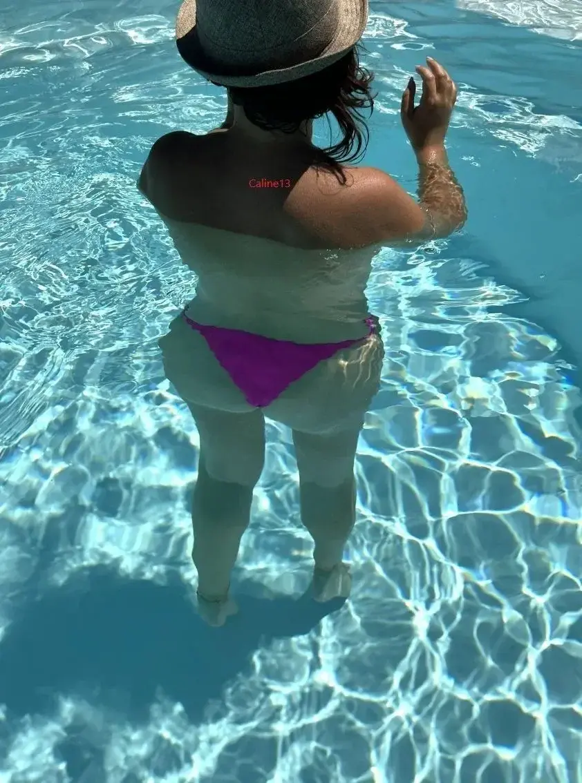 Qui a osé dire que soit disant j'étais frileuse moi 🤫J'ai finalement réussi à rentrer bon l'eau est à 32° 😀Tu veux  voir mon corps dans son intégralité, alors n'hésite plus et abonne toi...  😇