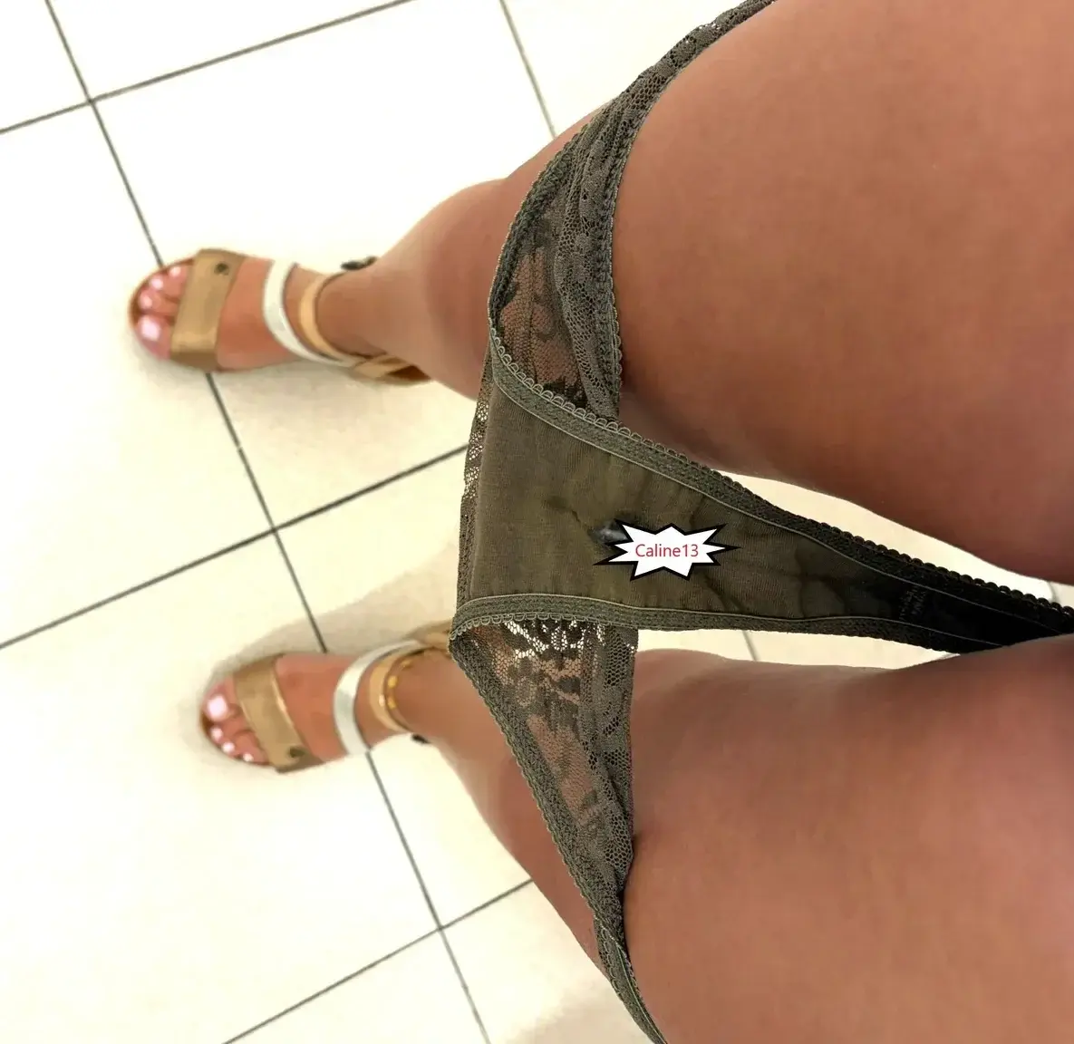 J'ai pas encore fini ma journée de boulot, elle en finit plus... 😥En plus avec cette chaleur,  je suis littéralement trempée... 💧Tu veux voir ma belle tâche de mouille sans la censure ainsi que mon minou, c'est facile il te suffit de t'abonner... 😇