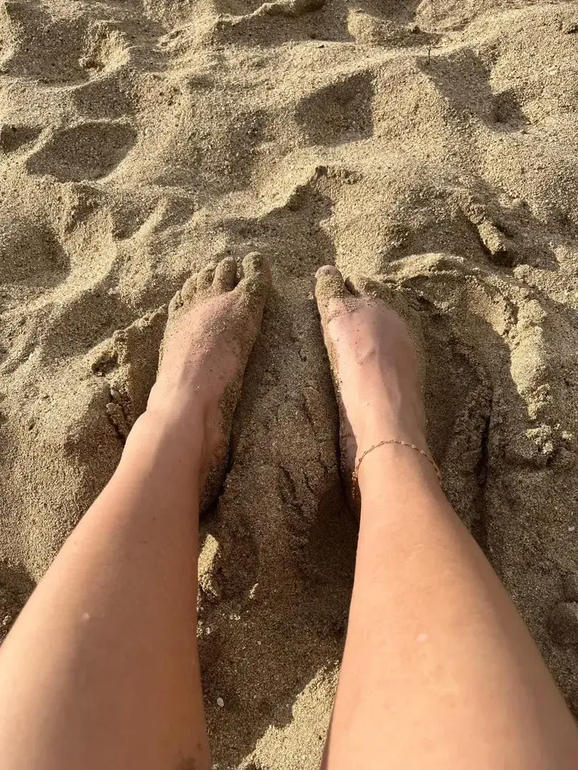 Maelle est en vacances sur une île, n’hésitez pas à envoyer un message ou un snap pour lui demandé des vidéos ou photos à thème (sur les pieds) 🫶🏼