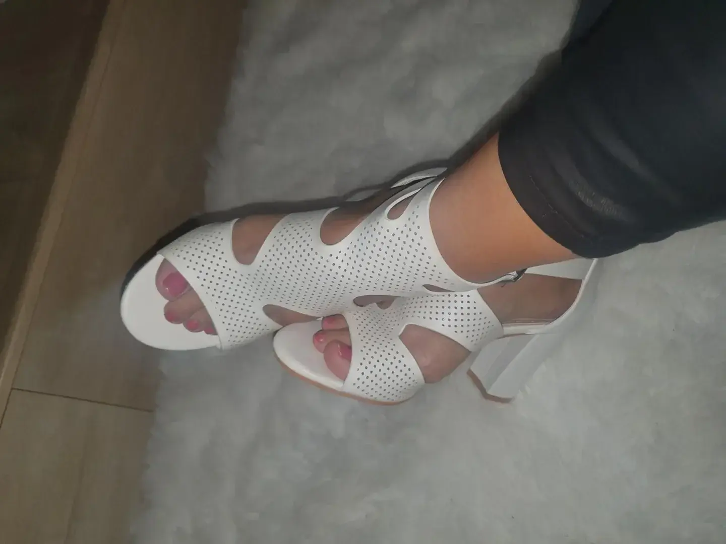 Photo de couverture de Manon_a_mes_pieds