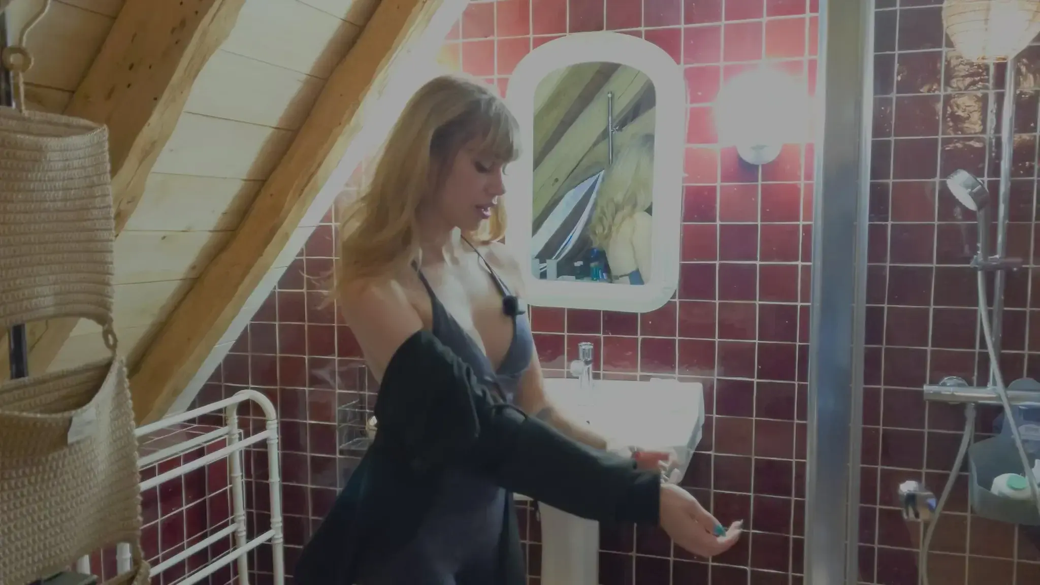 LA FERME CELEBRITIX – ÉPISODE 3 : QUI TRAIT LA VACHE RECOLTE LE LAIT🐮🔥📺 EPISODE ADULTE GRATUIT COMPLET (2 X SCENES HARD INCLUSES) DISPO (SANS SUPPLEMENT) DES TON ABONNEMENT !Après quelques stratégies matinales, les candidats découvrent la traite des vaches dans une véritable exploitation laitière 🌾🐄Entre les vaches à guider, Littleangel et son pantalon façon “camouflage bovin” qui terrorise le troupeau, et les tentatives catastrophiques de boire du lait directement à la source, la journée part complètement en vrille 🤣🥛De retour à la ferme, Angèle Ice se rapproche dangereusement de Simon pendant qu’une actrice est éliminée lors de la cérémonie.Et pendant que tout le monde a la tête ailleurs, Jade en profite pour isoler discrètement Dino… 🔥⚠️ Et ce n’est pas tout, pour les plus pressés de découvrir la suite :L’ÉPISODE 4 déjà disponible une fois abonné en AVANT-PREMIÈRE dans tes messages privés et dans l’onglet MOD, ou programmé le Dimanche 31/05 à 18H 🔥