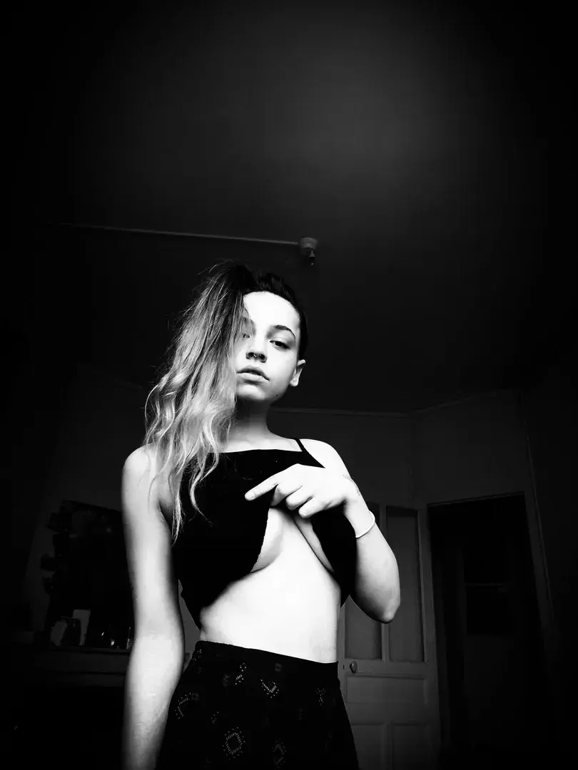 Leak & nude MYM — Almeriapics : « Autoportrait 1/3 Dis moi ce que tu en penses 🌹 » (MYM)