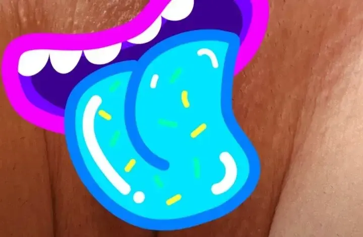 Derrière cette langue ce cache ma petite chatte,  viens voir.
