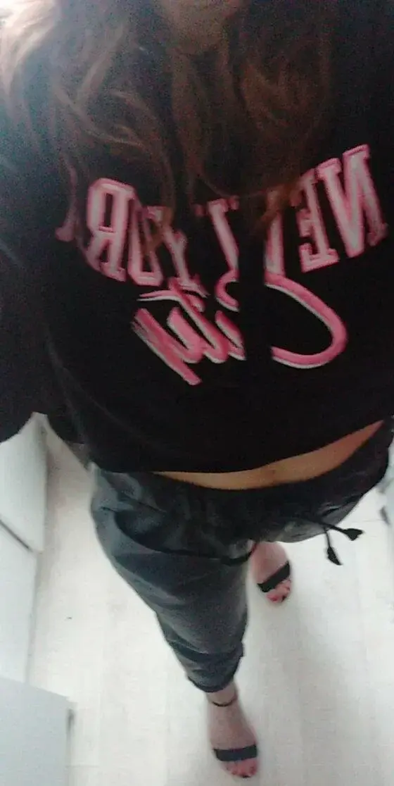 Tenue decontracte apres le boulot😅!! On sort ce soir???