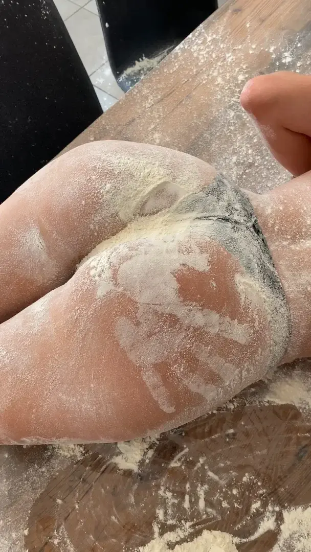 Tu veux patisser avec moi? Rejoinds moi vite pour encore plus de vidéos et photos 🔥