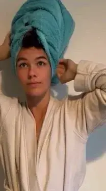 J’ai essayé d’être un peu glamour en sortant de la douche mais je ne suis pas douée….#douche #glamour #hot #jeune #sewy