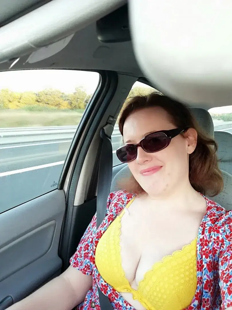 Sur la route pour aller voir un client et bien me faire baiser comme une vraie salope si tu veux en voir plus une petite vidéo va arriver😜