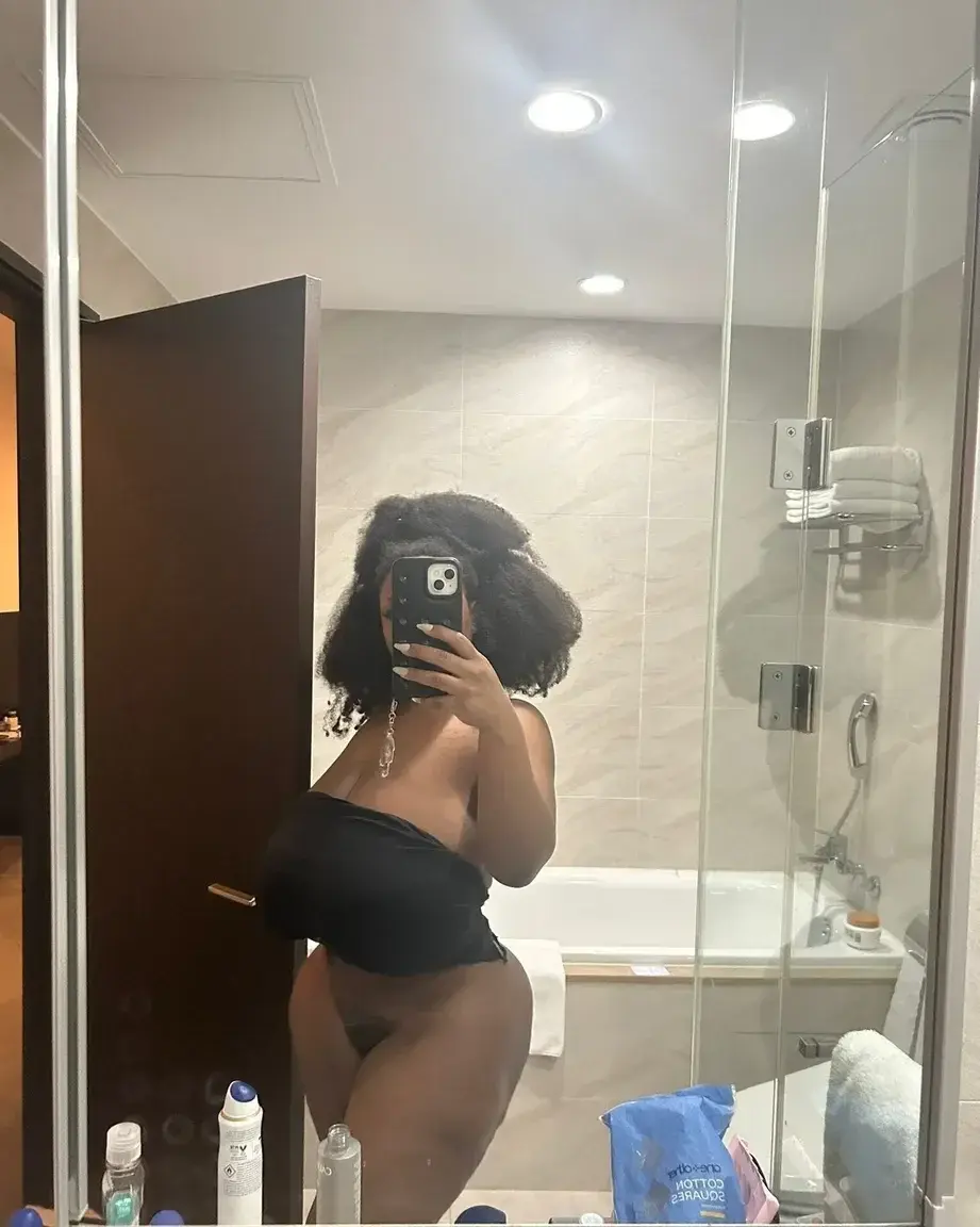 L'abo est gratuit. En DM, je te montre ce que je cache sous mes vêtements… Viens voir 😉
