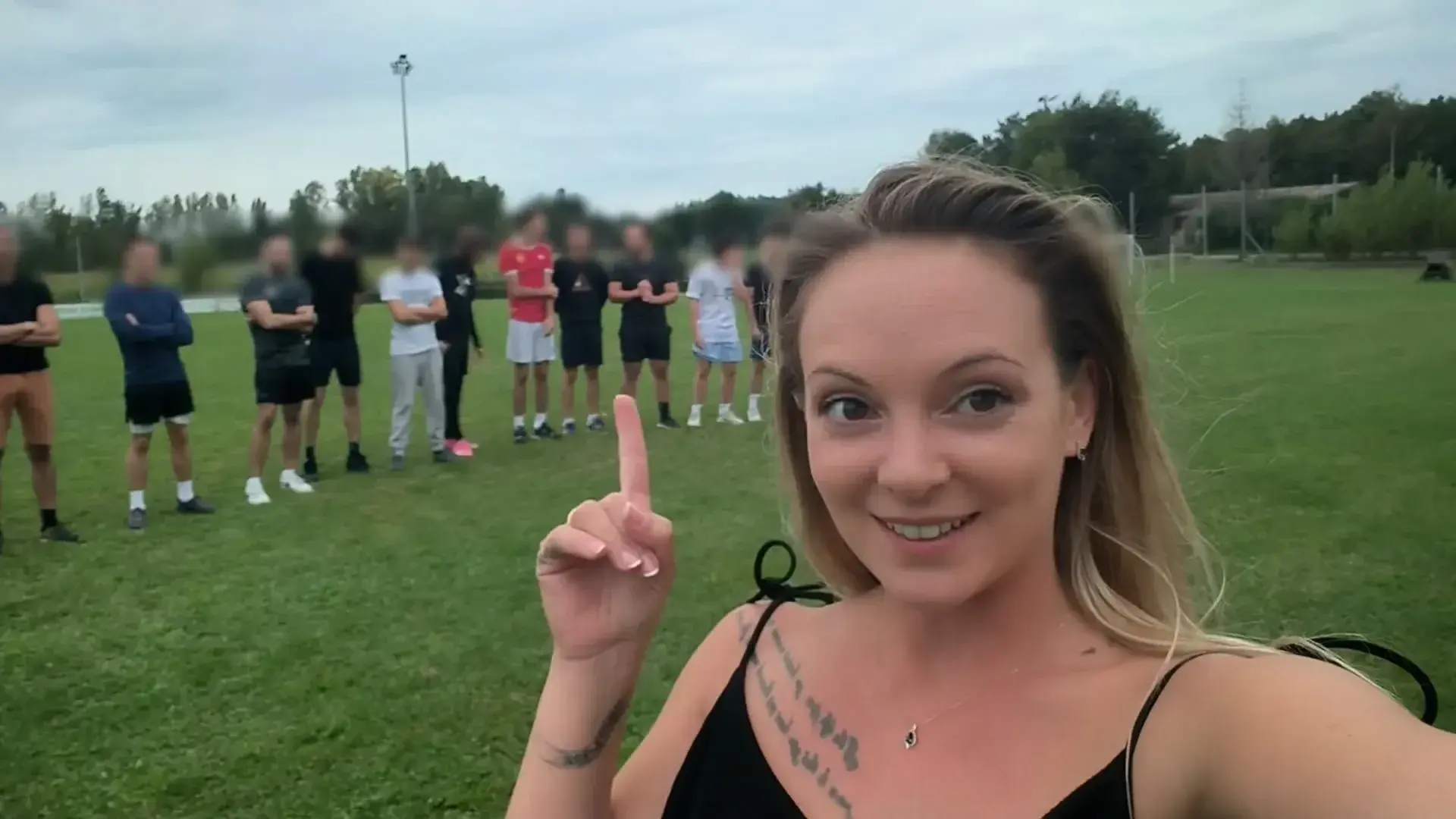 LES DUELS - Football ⚽️ - EQUIPE PERDANTE ! - Je vous ai caché quelque chose pendant plusieurs mois ! 🔥 Je crois que j’ai été trop Gourmande, car en plus de me taper l’équipe gagnante du Duel de Football, je me suis faite aussi baiser par l’équipe perdante…  ✨ 1h10 de VIDEO ✨ Plus de 2h de sexe si tu enchaînes la vidéo de l’équipe gagnante avec celle de l’équipe perdante. 💦