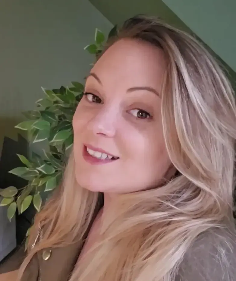 GOURMANDISE 135 – TOUR DE FRANCE – C’est un secret… (26) – Ben 🍆Ben est un véritable Gentleman et m’offre une rose dès mon arrivée… mais je sens très vite qu’il a aussi une autre surprise bien dure à me montrer dans son pantalon 😍💦 Autant dire que la suite devient rapidement… beaucoup moins romantique.