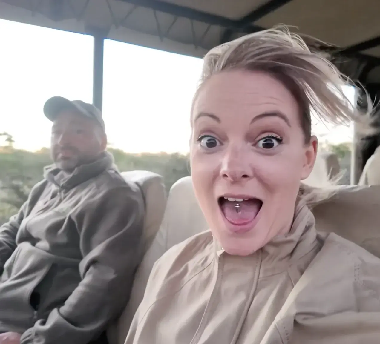 LES VACANCES DE TIFFANY - SAFARI 🦓🦁🐘 Pour l’anniversaire de Ricky, je lui offre un voyage dans le sud de l’Afrique, plus exactement en Namibie. Au programme, découverte de ces merveilleux paysages, de la faune sauvage. Et évidemment, un max de sexe !Alors viens vite me rejoindre car c’est parti pour mes vacances… ☀️