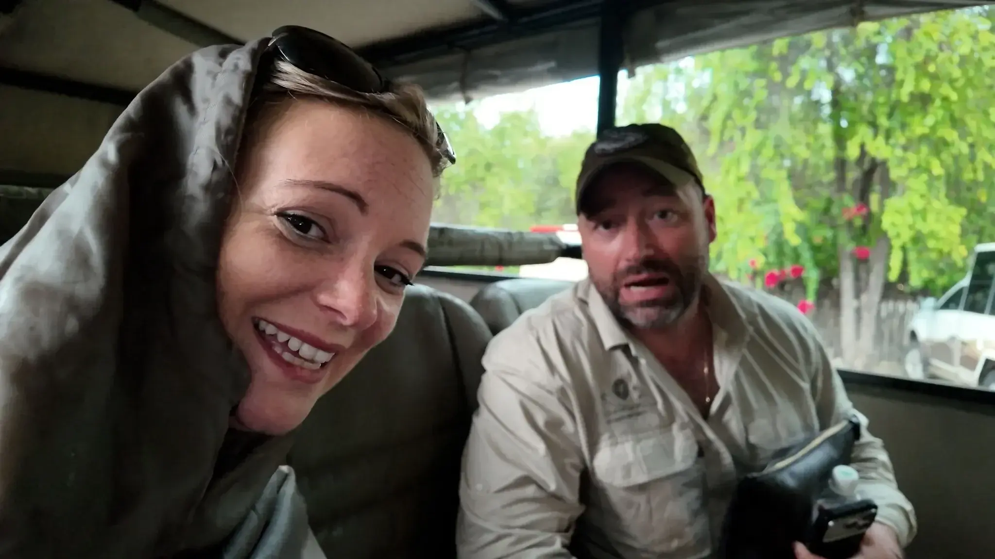 LES VACANCES DE TIFFANY - SAFARI 🦓🦁🐘Pour ce deuxième épisode de nos vacances en Afrique, nous faisons de nouveau un safari, puis on consacre une journée off en amoureux. C’est alors que je lance à Ricky le défi de me baiser dans chacune des pièces de notre Lodge, extérieur compris. Il en a même profité pour me sodomiser ! Et toi, aurais-tu relevé le défi ?
