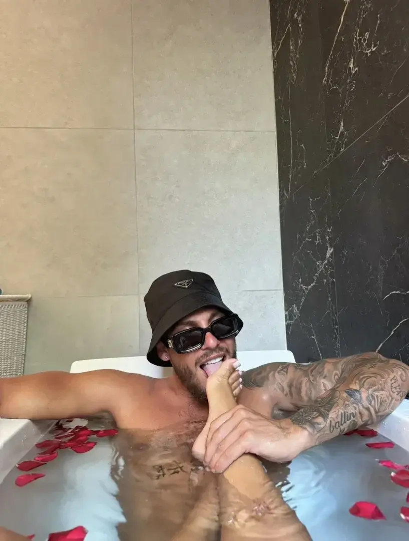 Leak public de Bryanboy — « Qui est chaud ce soir ? Nouvelle sextape disponible a 18h00 ! 🍾👀🌶️ » (nude) sur MYM