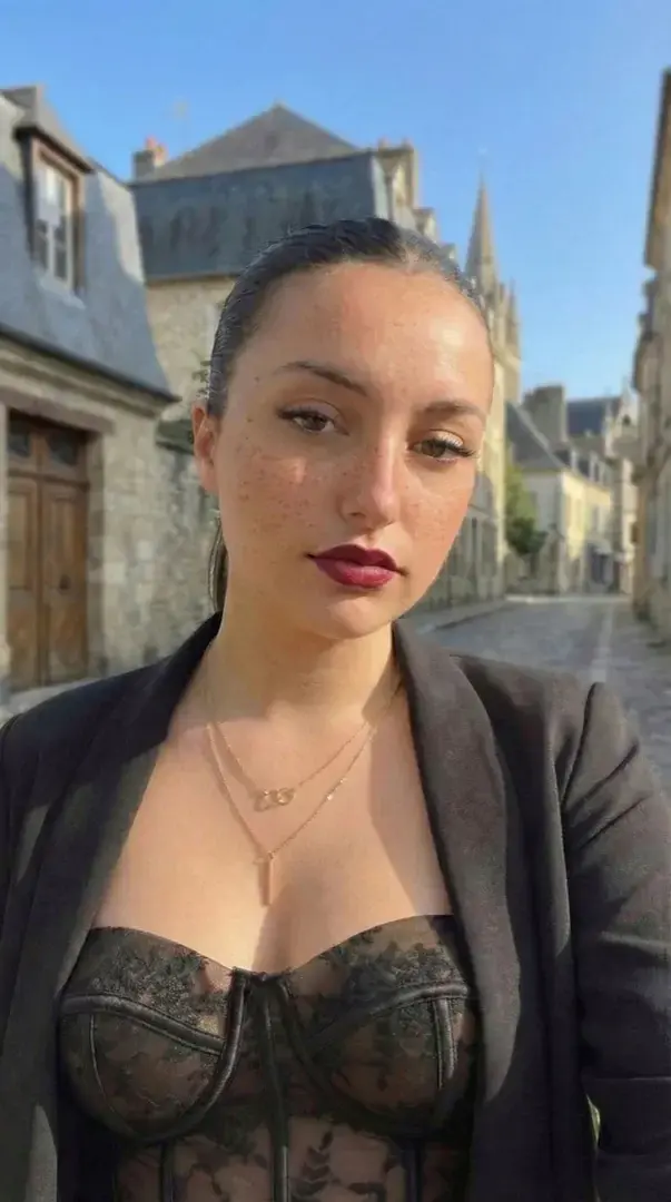 Petite promenade pour profiter de la lumière✨Sous la dentelle, mes intentions sont bien plus sombres😋 Où aimeriez-vous me croiser ?👀🔥