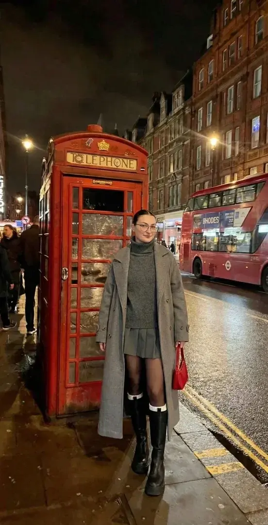 Leak & nude MYM — Iloyoyo : « London calling...🇬🇧 J'ai enfin posé mes valises dans la capitale britannique💋 Il y a quelque chose de tellement électrique dans ces rues à la nuit tombée...🫣 Restez bien attentifs car la suite risque d'être beaucoup plus intense😈🔥 » (MYM)