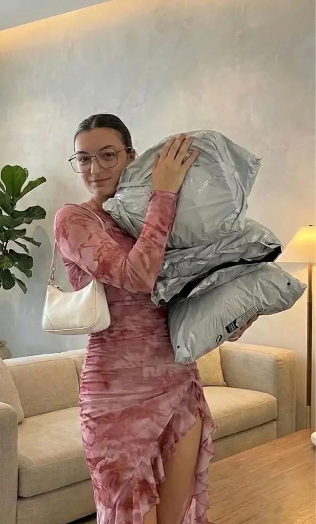 Leak & nude MYM — Iloyoyo : « Rien de plus gratifiant que de voir son élégance apprécié à sa juste valeur par un homme généreux💋 Beaucoup de nouvelles lingeries pour vous mettre des étoiles dans les yeux🤩 Et un immense merci à celui qui sait si bien me gâter🤭🔥 » (MYM)