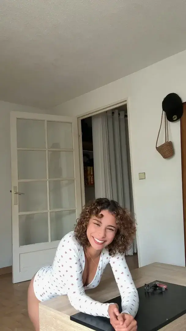 Leak public de Lestia — « « Femme qui rie, femme à moitié dans ton lit » ducoup je rigole X 2 🤣 » (nude) sur MYM