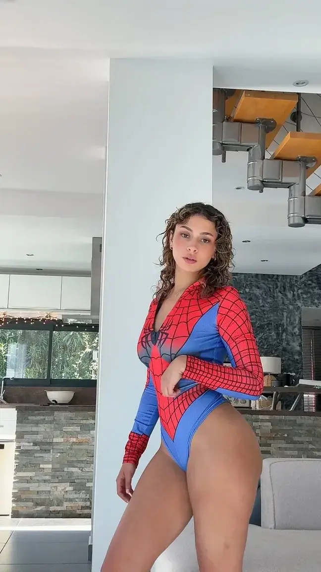 Aperçu public — Lestia : « vous aimez bien l'outfit ? ☺️ » (MYM) — pas un leak