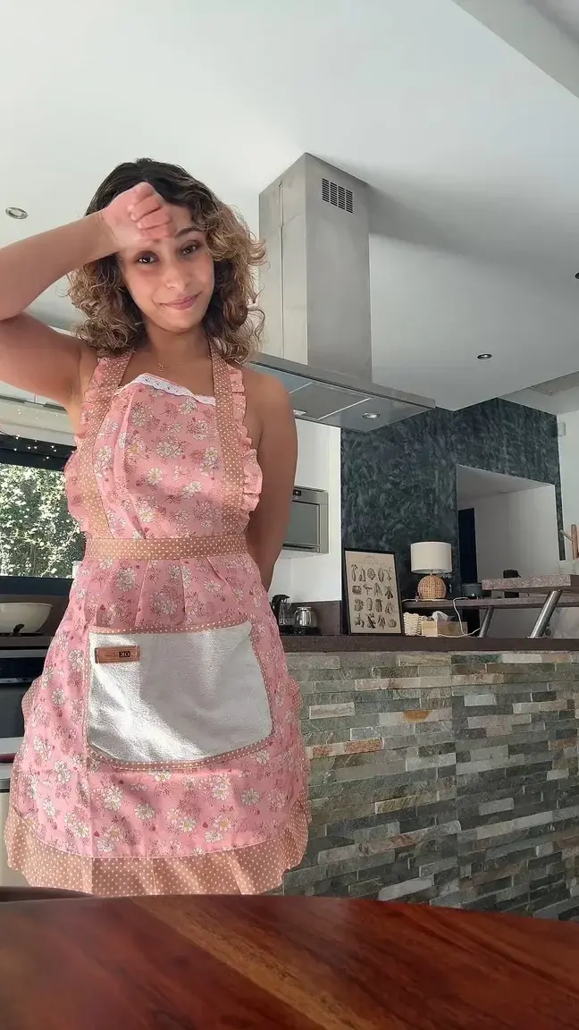Leak & nude MYM — Lestia : « imagine je te fais un petit plat dans cette tenue 😋 » (MYM)