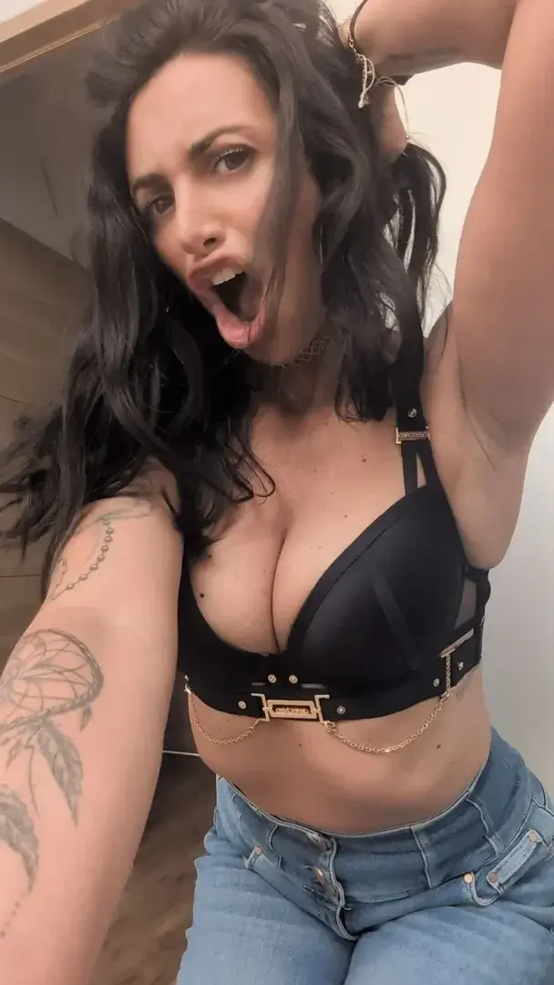 J'adore ouvrir la bouche...I just love to open up my mouth...Une petite vidéo arrive pour les abonnés !