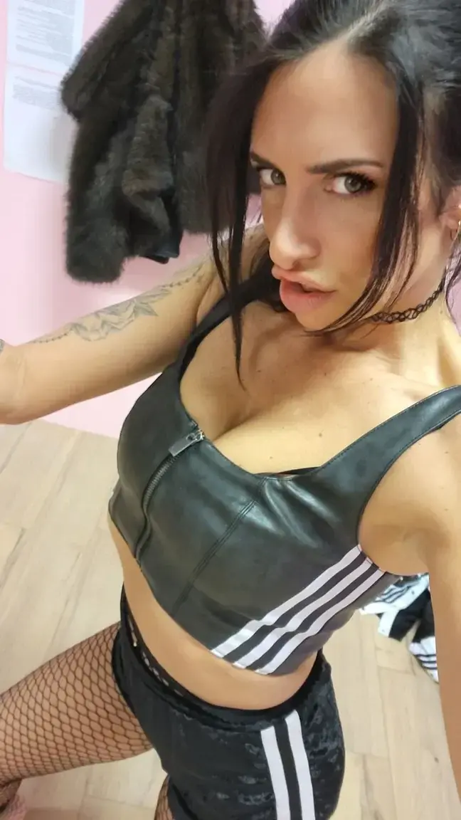 Leak & nude MYM — GloryZavatrash : « Paraît que les bas resille vous ont plu alors...😘🔥 » (MYM)