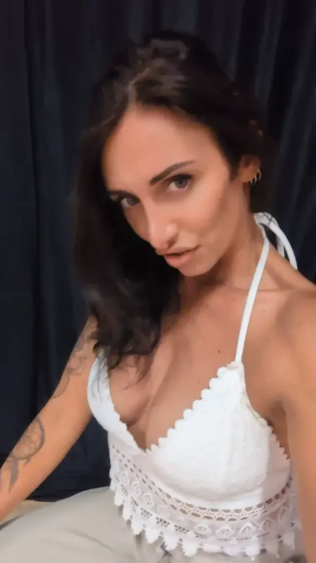 Leak & nude MYM — GloryZavatrash : « Tu l'aimes ce décolleté ? » (MYM)