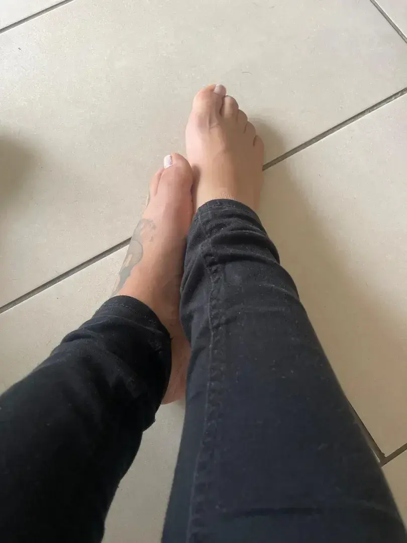 Voici mon premier postViens si tu veux en découvrir plus#pied #fetichiste #suspens #fetichistedespieds #footlover #cute#Feet  #PrettyFeet  #BeautifulFeet  #FeetWorship  #PerfectFeet  #FeetLovers#pied#foot#cute#sexy