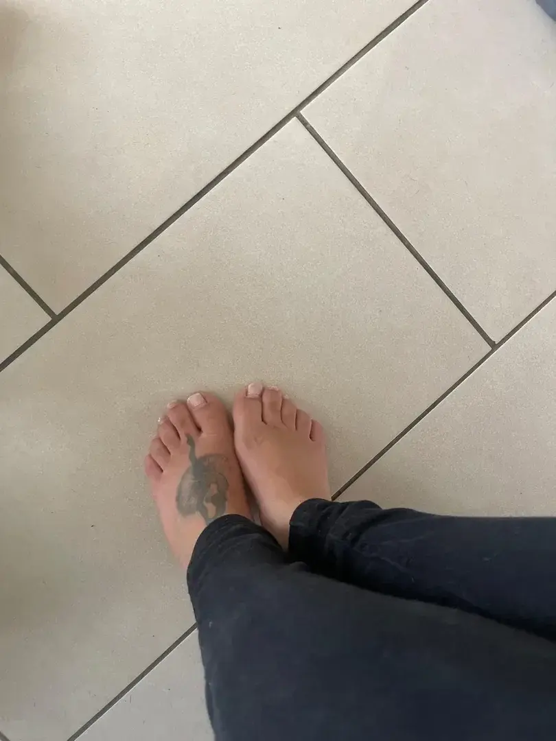 Ce n’est qu’un début je te laisse découvrir la suite#piedsnus #foot #feetporn #feetlovers#Feet  #PrettyFeet  #BeautifulFeet  #FeetWorship  #PerfectFeet  #FeetLovers#pied#foot#cute#sexy