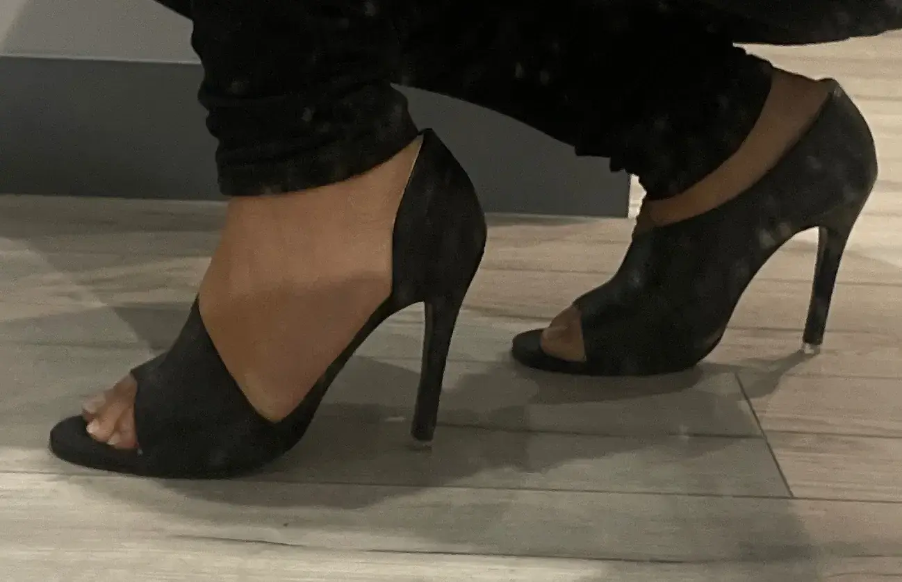 Pleins d idée pour toi hésite pas à venir en privé#talons #Feet  #PrettyFeet  #BeautifulFeet  #FeetWorship  #PerfectFeet  #FeetLovers#pied #sexy