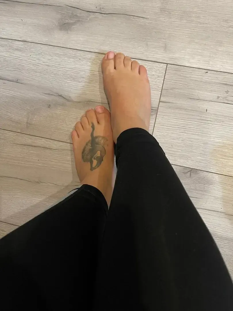 Très envie de partager mon contenu avec toi 🫦#Feet  #PrettyFeet  #BeautifulFeet  #FeetWorship  #PerfectFeet  #FeetLovers#pied#foot#cute#sexy
