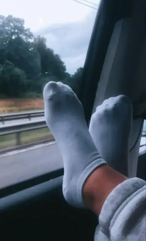 🤍 Le plaisir voyage toujours à pied . . . 🤍Abonne toi pour en voir ➕ #feet #pantherauncia #socks