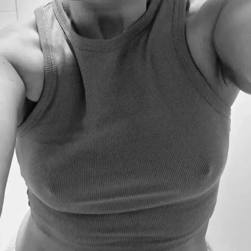Envoi moi un message privé et je t'envoie ce qu'il y a en dessous de mon tee shirt !!!!