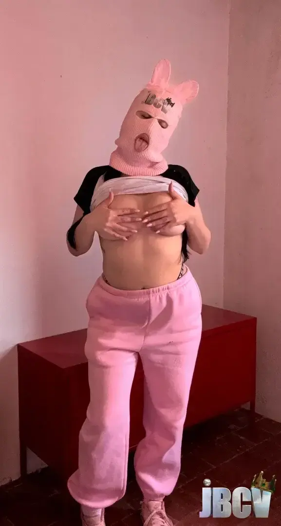 Trop envie qu’un mec avec des grandes mains me malaxe les seins… me les pinces, me les lèches et mettent des petites claques dessus… 🥵
