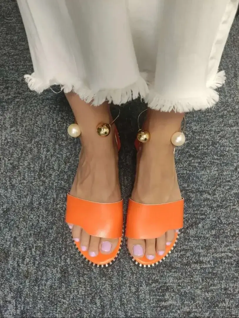 Unpeu de couleur sur les ongles en ce beau jour d'été. 💜🧡🦶🏼🌷