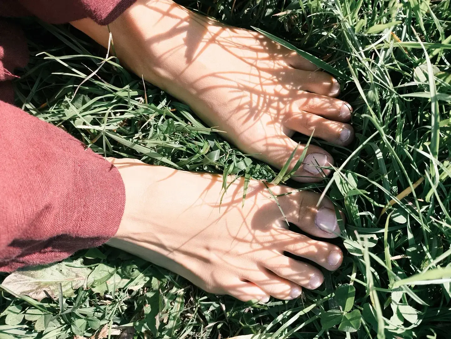 "Mes pieds nus caressent l’herbe chaude… L’heure est à l’abandon, entre nature et soleil. ☀️🌿 #plaisirsdété #sensations #instantprésent"