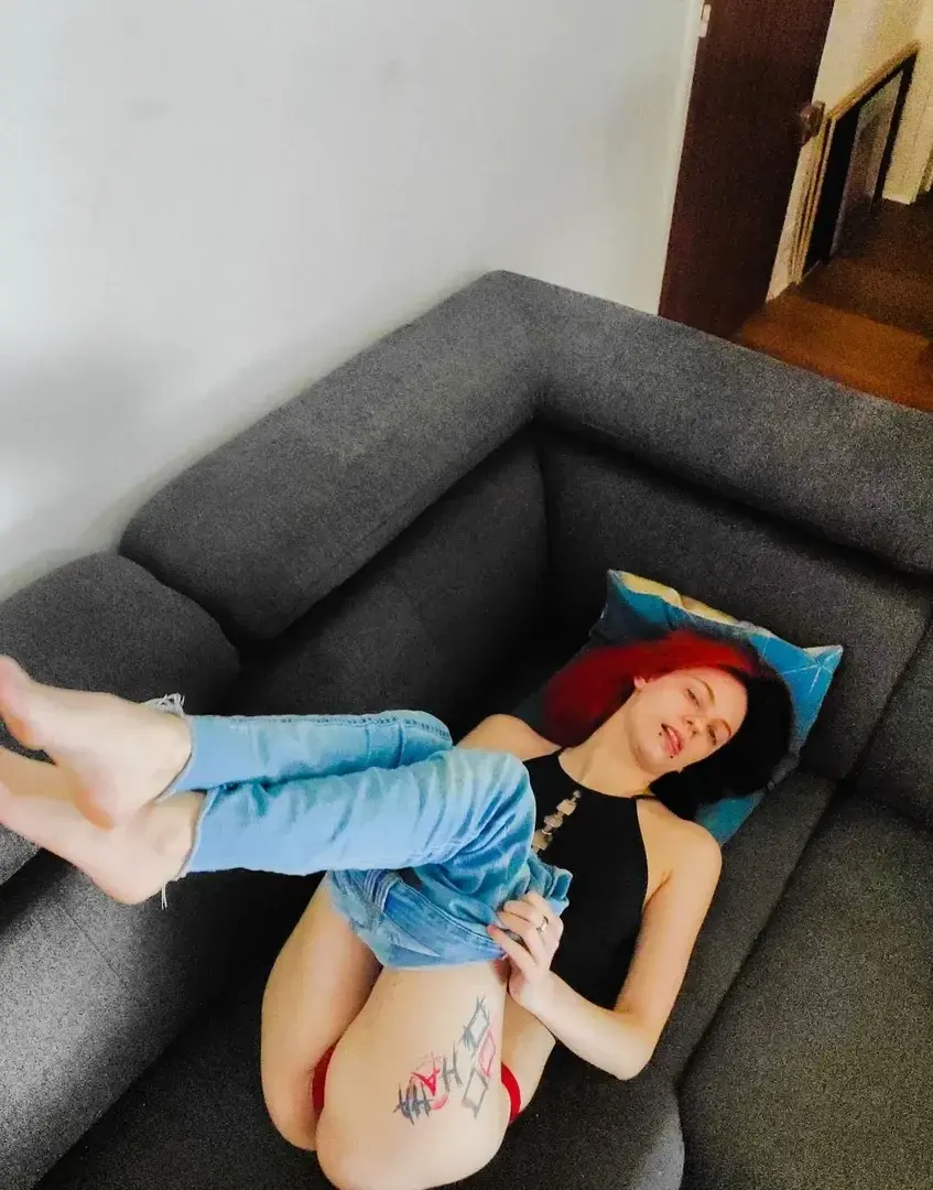 Petite session sur le nouveau canapé hihihi 👅