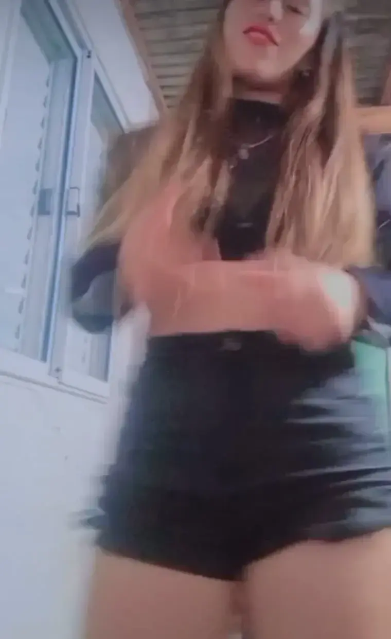 Hello ça va ? Tu passe une bonne semaine? 🍑Mon code pour avoir l’abonnement gratuitest : GRATUITSEXJe sélectionne des personnes pour tourner des vidéos avec moi ! Si tu prend un média privé ❤️j’aime beaucoup le sexe, j’aime me faire defoncer ma grosse chat* comme une chienn*, j’aime quand ont me traite comme une put* mais j’aime aussi avoir des chiens 🍒🔞