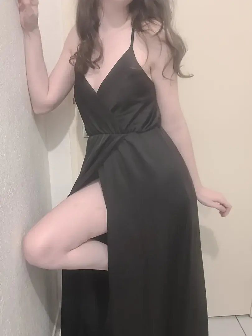 Tu vois cette robe noire ?Juste au-dessus, je suis allongée sur le ventre..Et je l’ai remontée pour laisser apparaître ma 🍑😼