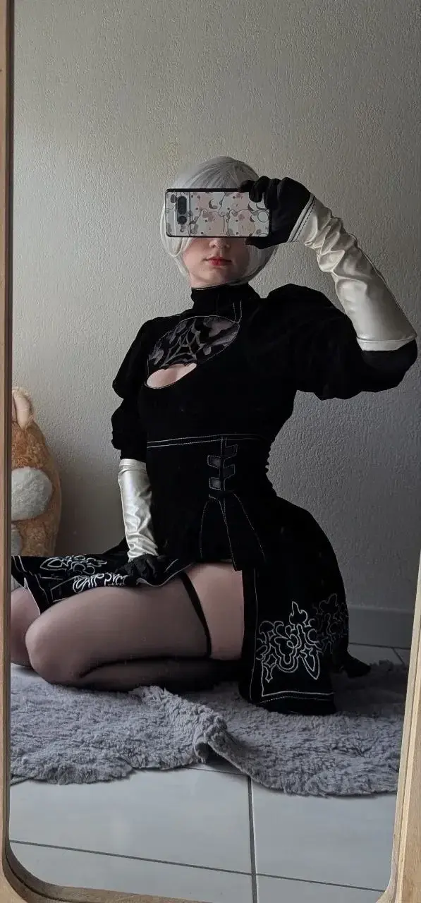 2B version Dark Bride 🖤Je suis sage ici, assise, le regard baissé…Mais mes deux autres posts privés disent tout le contraire 😈Si t’as envie de voir ce qu’il se passe quand je suis à quatre pattes… ou quand je me dévoile face au miroir…T’as qu’une chose à faire : t’abonner maintenant.Le vrai plaisir n’est jamais public.