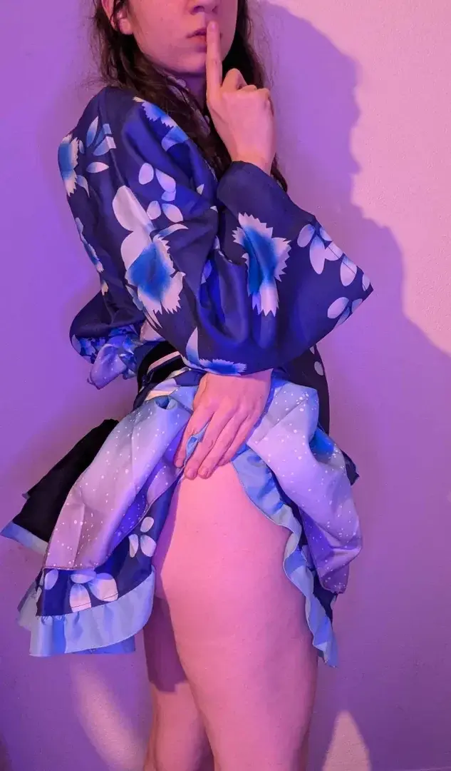Oui oui..  je n'ai pas de sous-vêtements 🤭🤭Tu veux voir remonter un peu plus ??