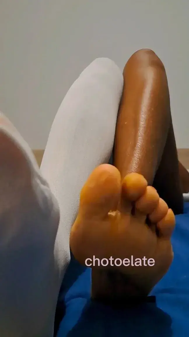 Tu veux licher mes orteils ou mes nylons ? Est-ce que tu mérite d'adorer ta déesse noire ? Laisse moi juger... tu veux une vidéo de dick rating personnalisé... écris moi 😉💋